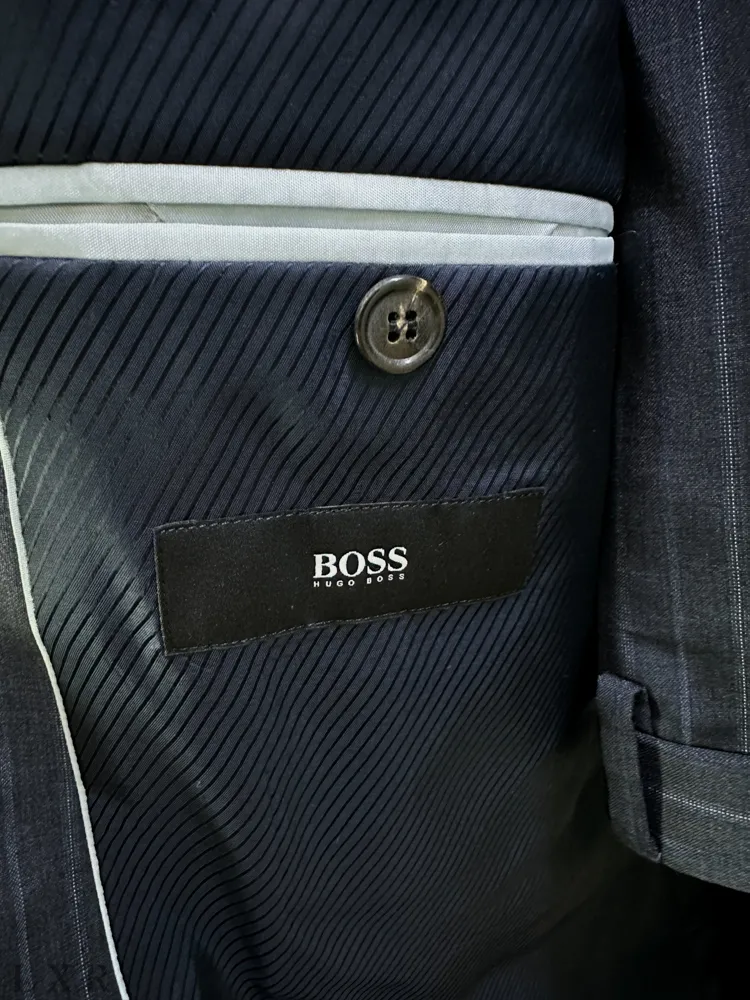 Классический костюм  HUGO BOSS артикул Z002714635