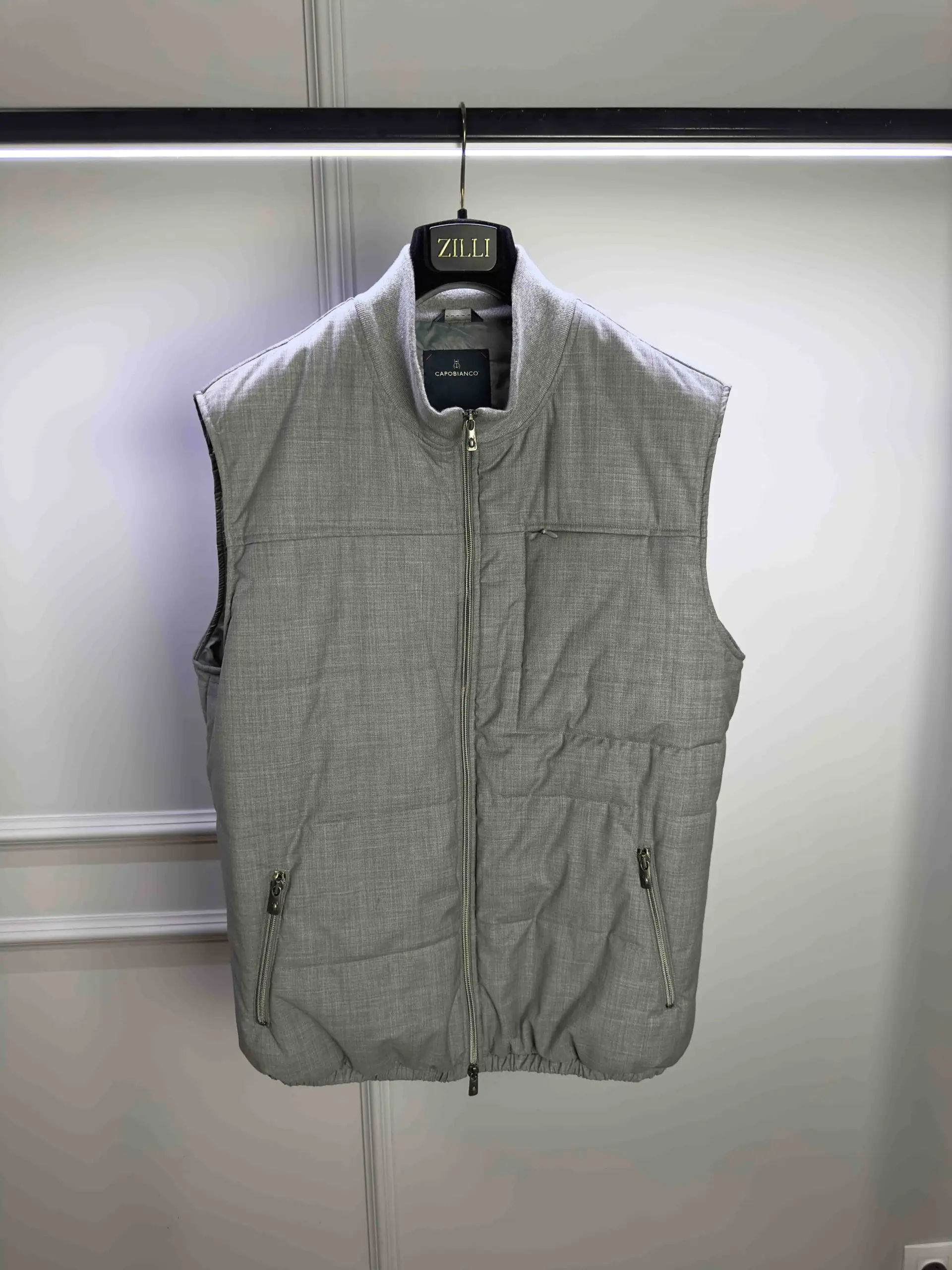 Шерстяной жилет CAPOBIANCO артикул 12M138-REI0