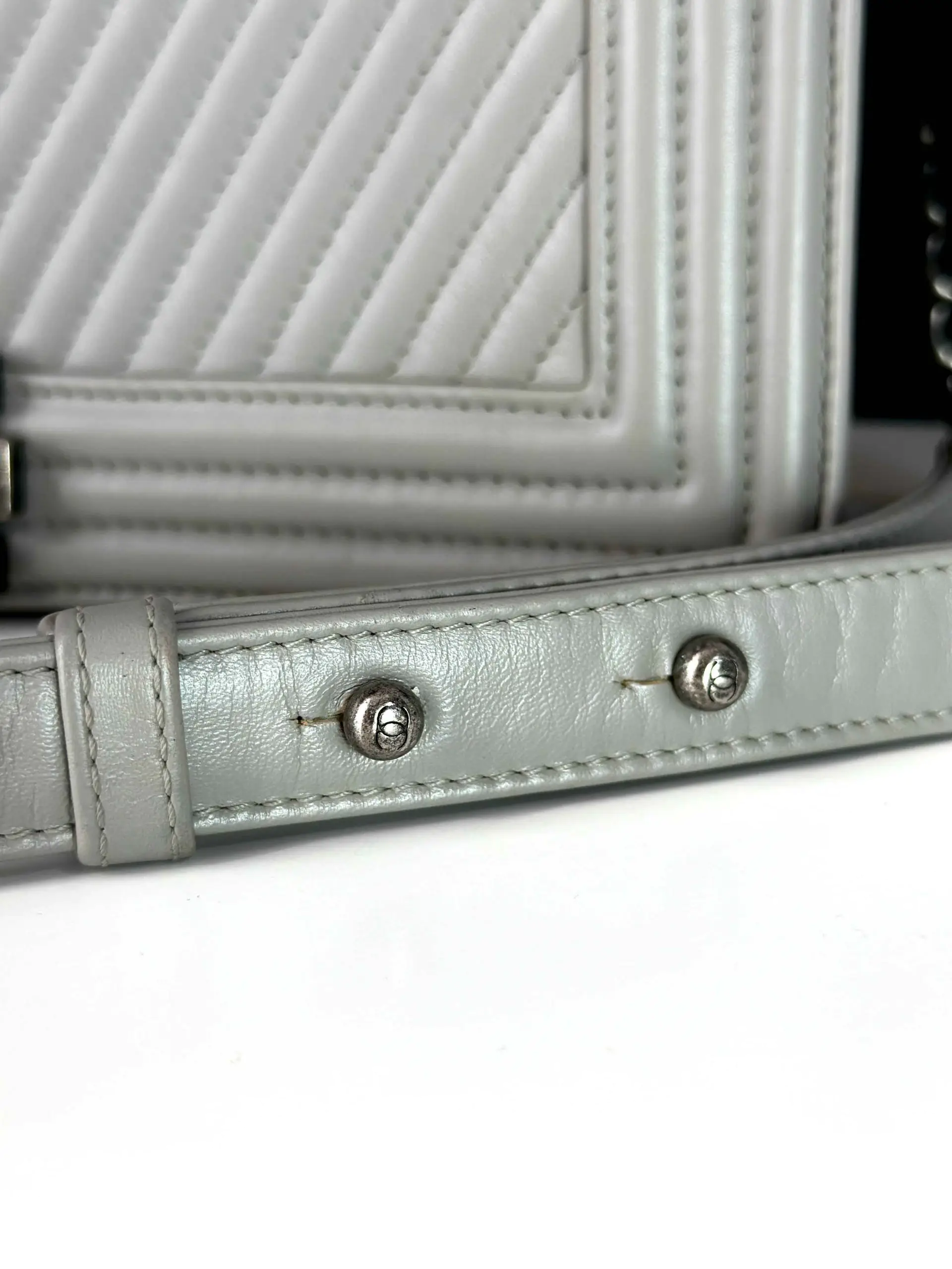 Кожаная сумка CHANEL Boy артикул 19930326