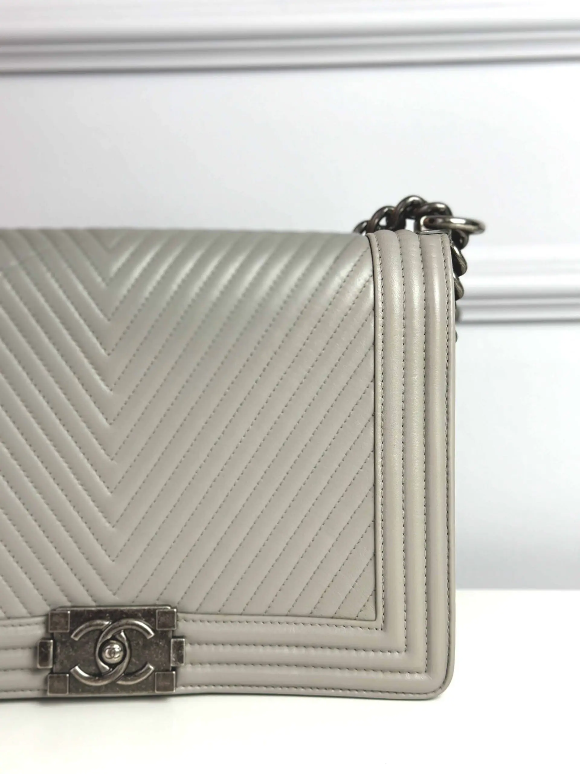 Кожаная сумка CHANEL Boy артикул 19930326