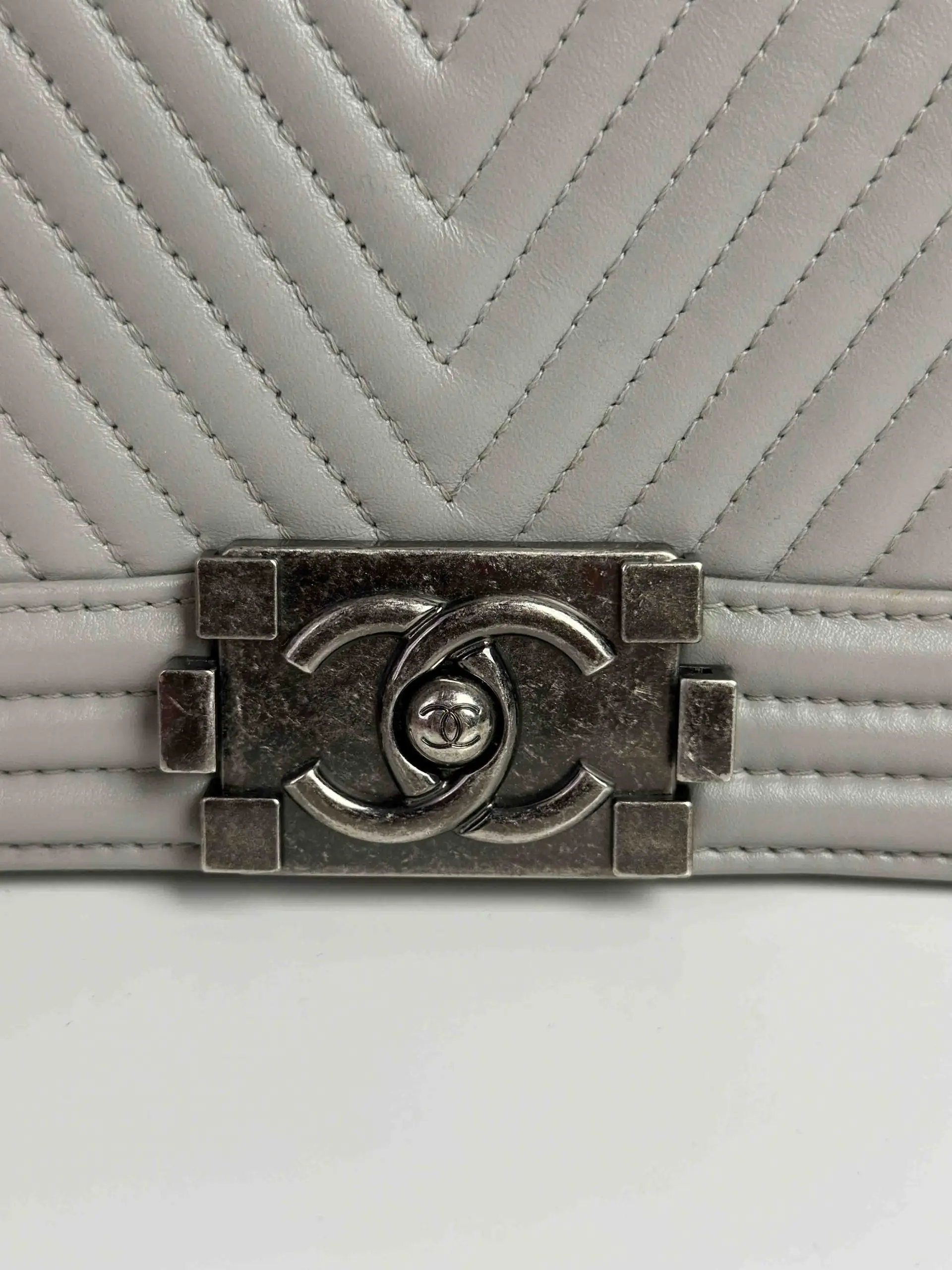 Кожаная сумка CHANEL Boy артикул 19930326