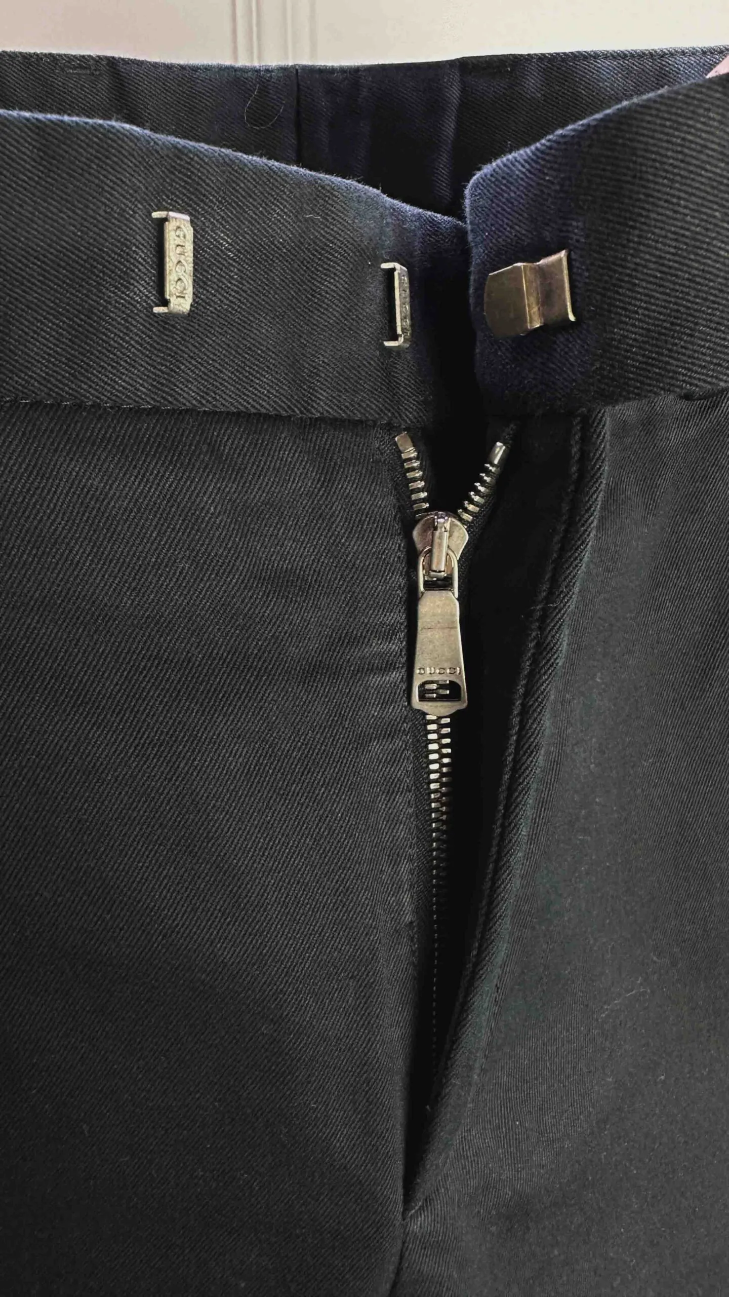 Хлопковые брюки GUCCI артикул 363966-Z3732