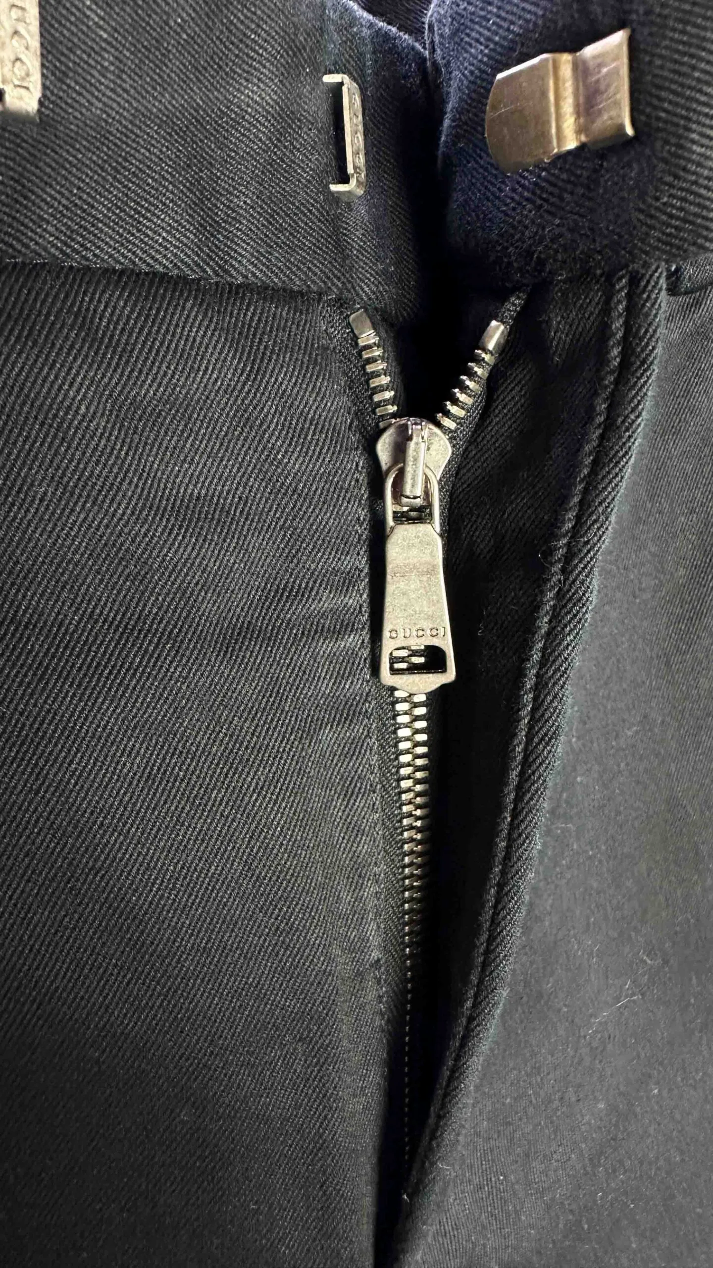 Хлопковые брюки GUCCI артикул 363966-Z3732