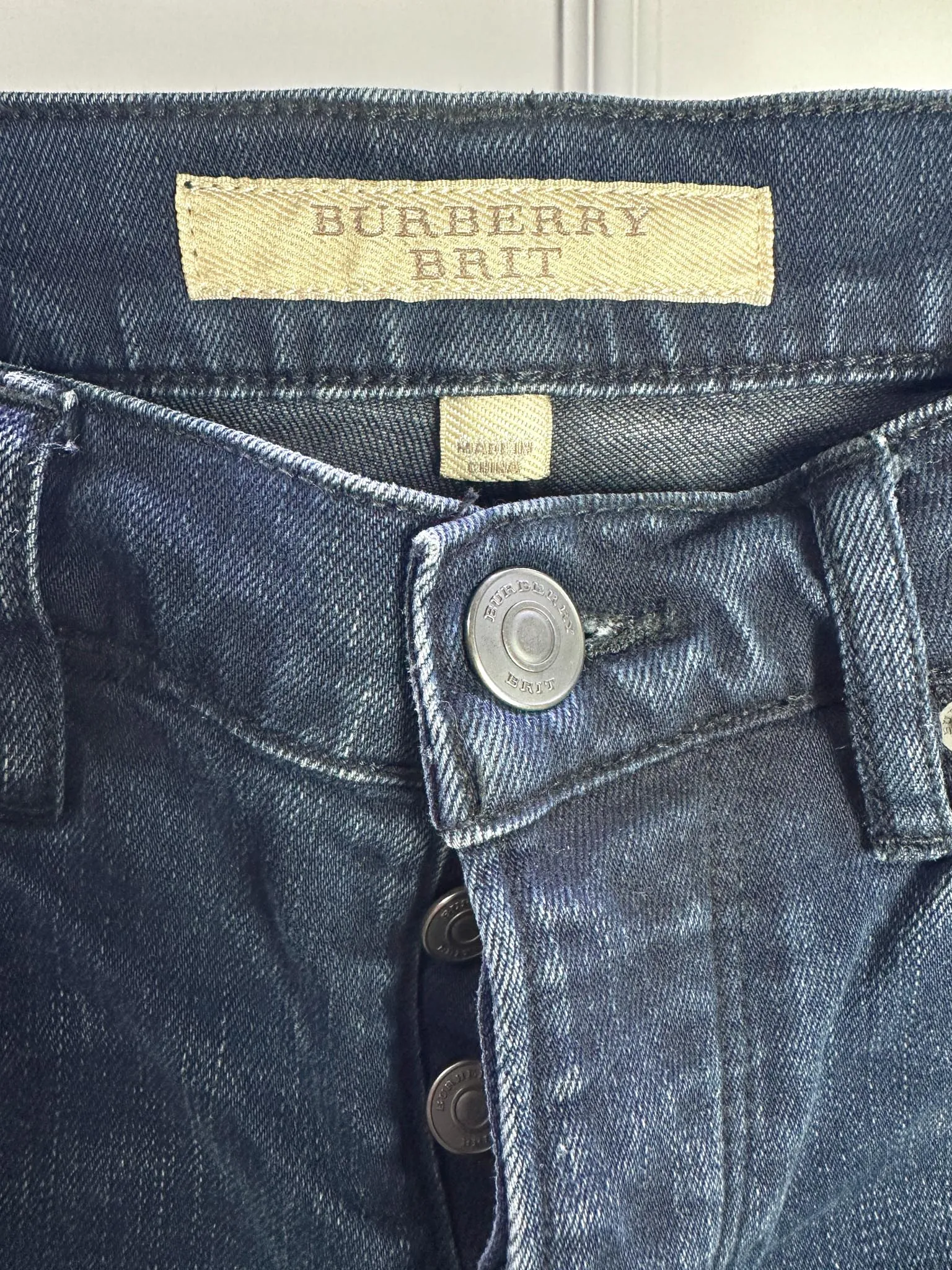 Зауженные джинсы BURBERRY артикул CNZHUFEIZHU